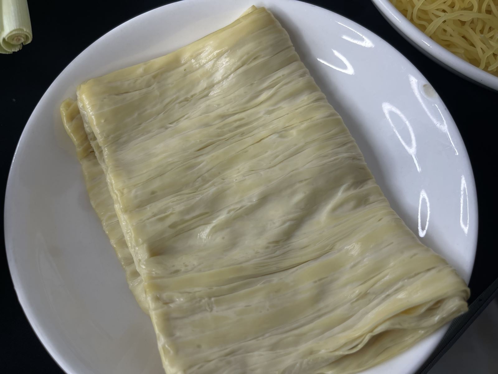 Chuẩn bị 1 lá đậu hủ ky tươi