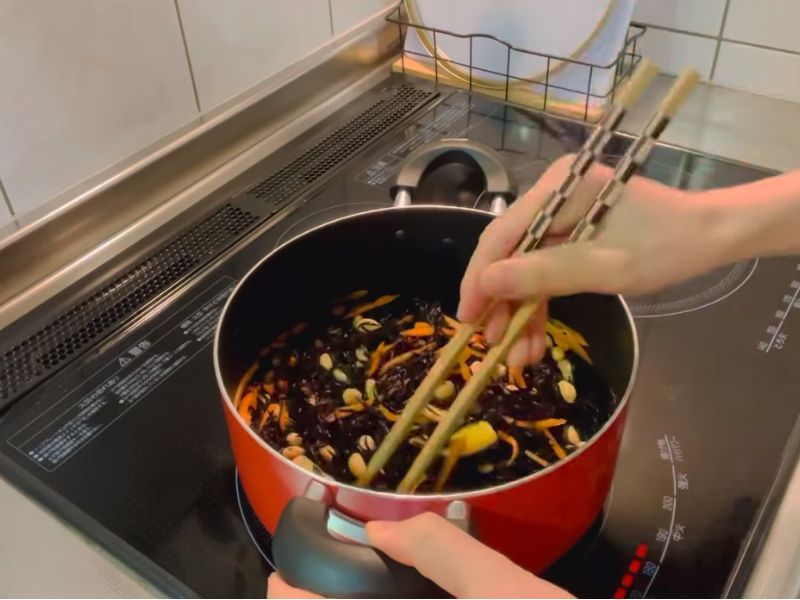 Cho các nguyên liệu vào xào