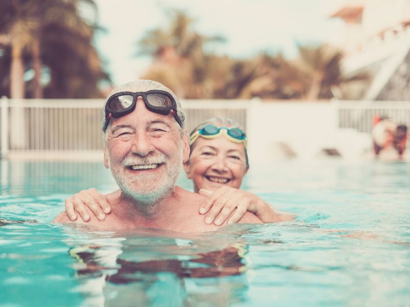 Bài tập thể dục cho người già - Bơi lội