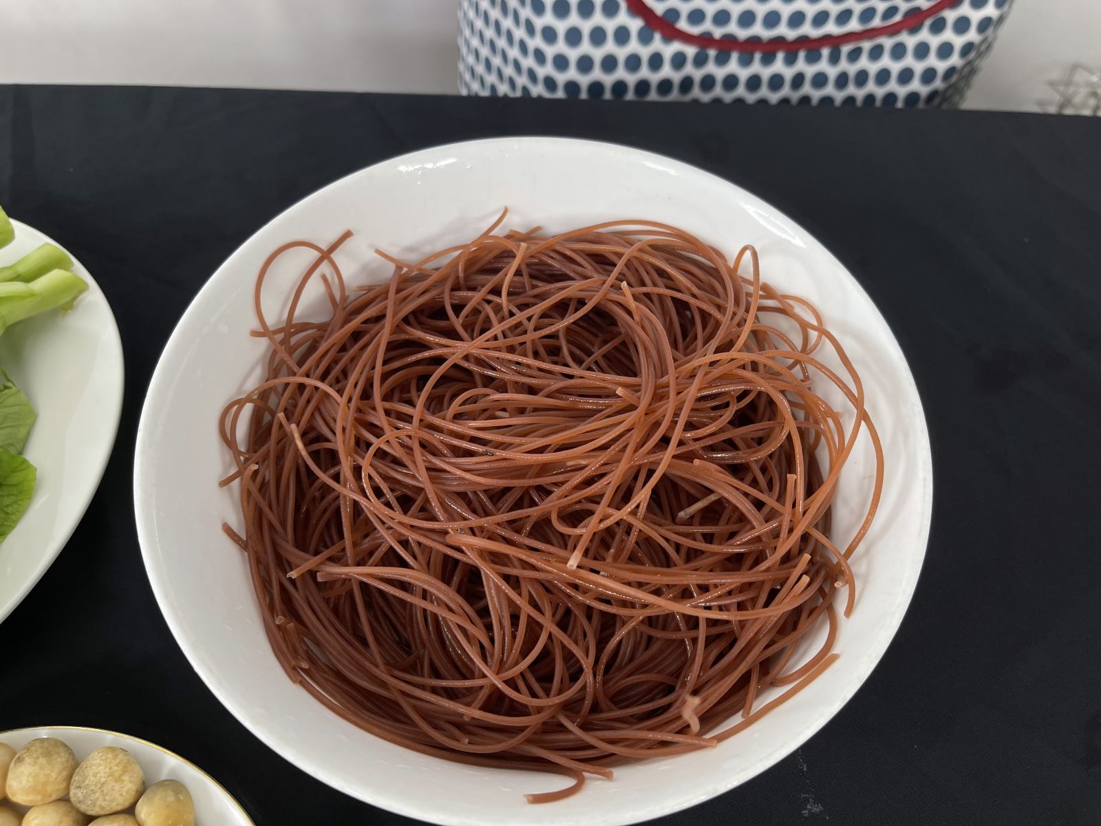 Chuẩn bị bún gạo lứt huyết rồng