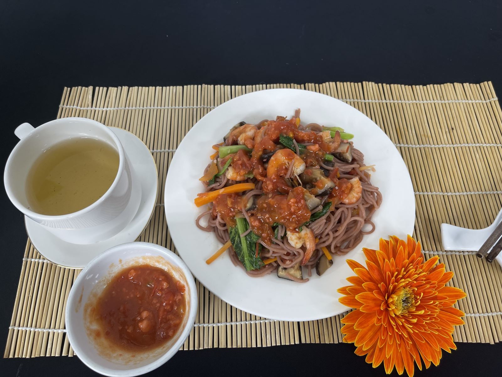 Bún lứt xào sốt tôm