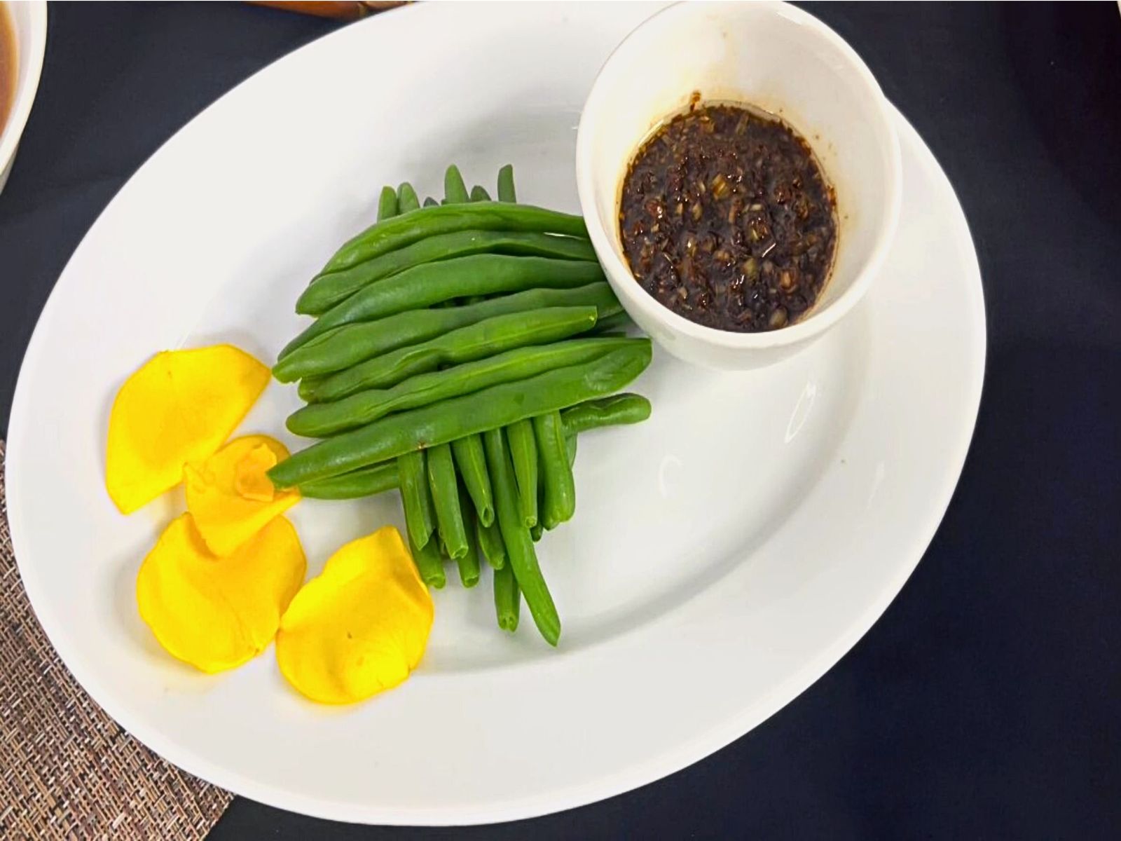 Đậu que luộc ăn cùng sốt tương tamari