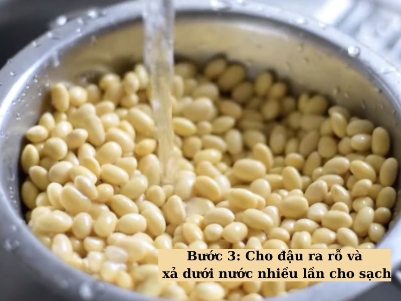 Bước 3: Cho đậu ra rổ và xả dưới nước nhiều lần cho sạch