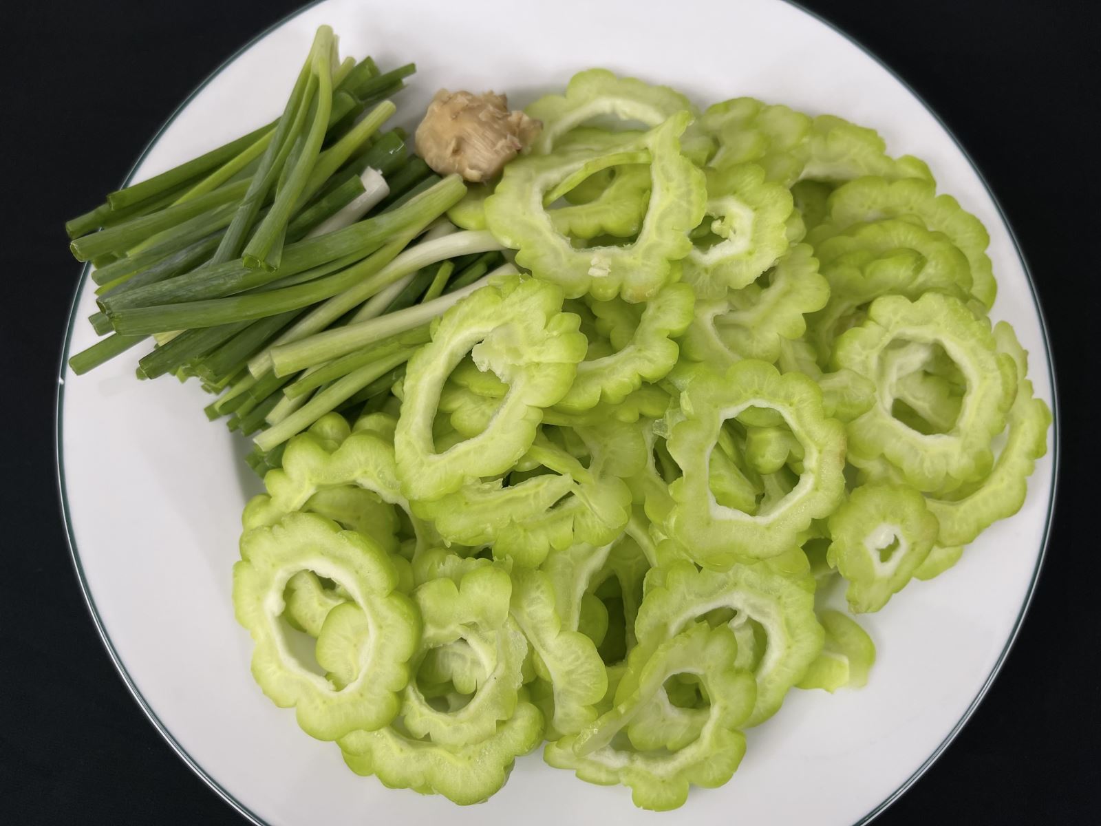 Sơ chế khổ qua nấu lẩu