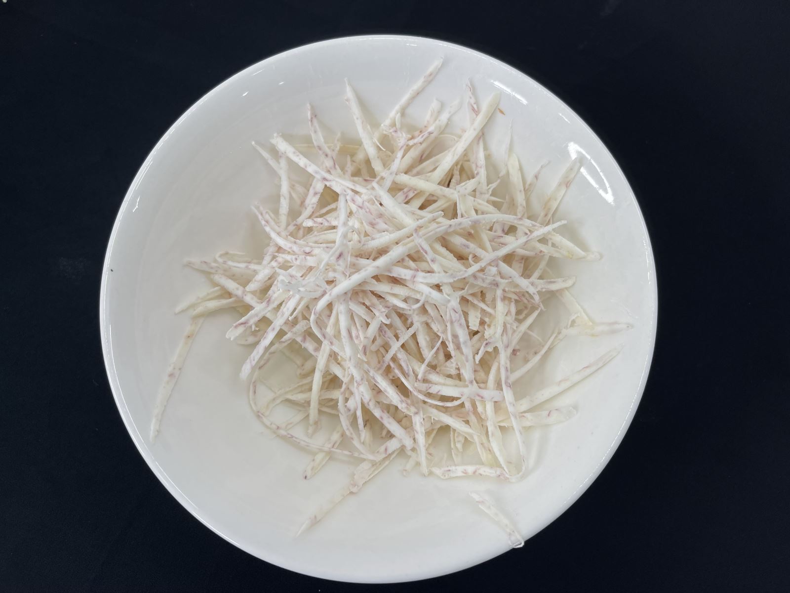 Sơ chế khoai môn làm chả giò