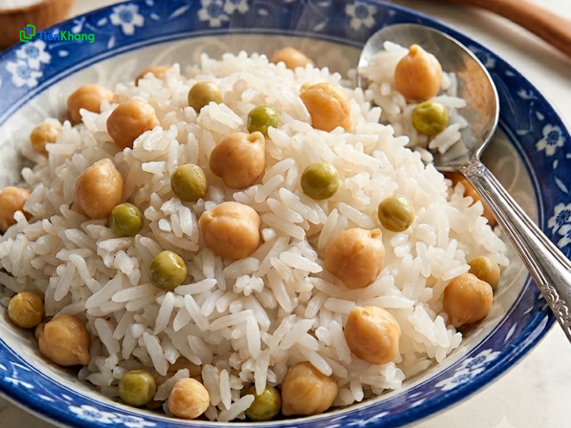 Cơm đậu Hà Lan và đậu gà