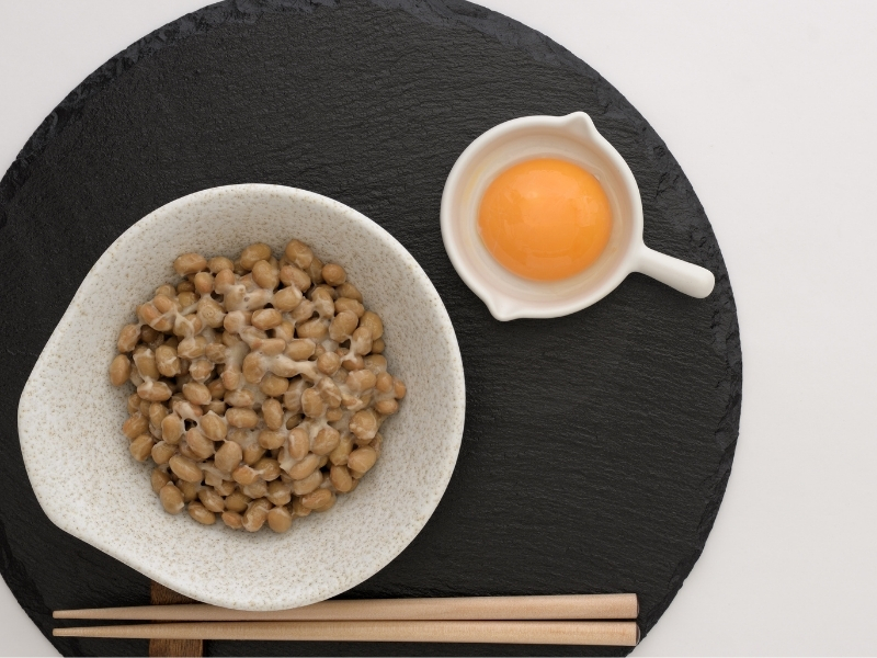 Ăn natto giảm cân với trứng 