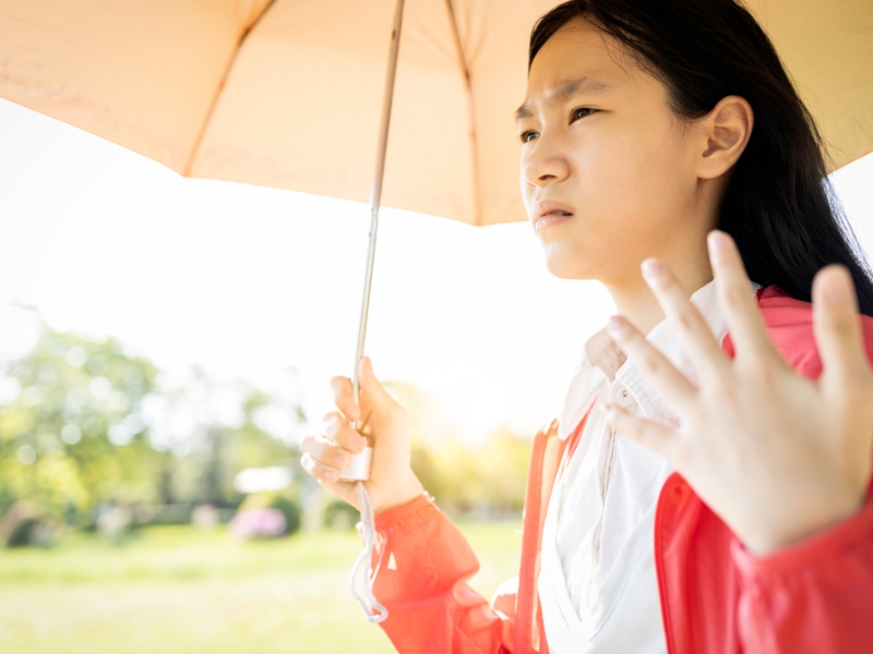 Hạn chế ra đường và tiếp xúc với ánh mặt trời