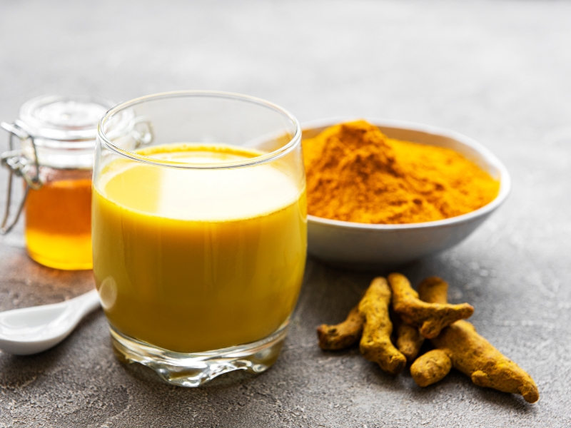 Uống tinh bột nghệ với mật ong 