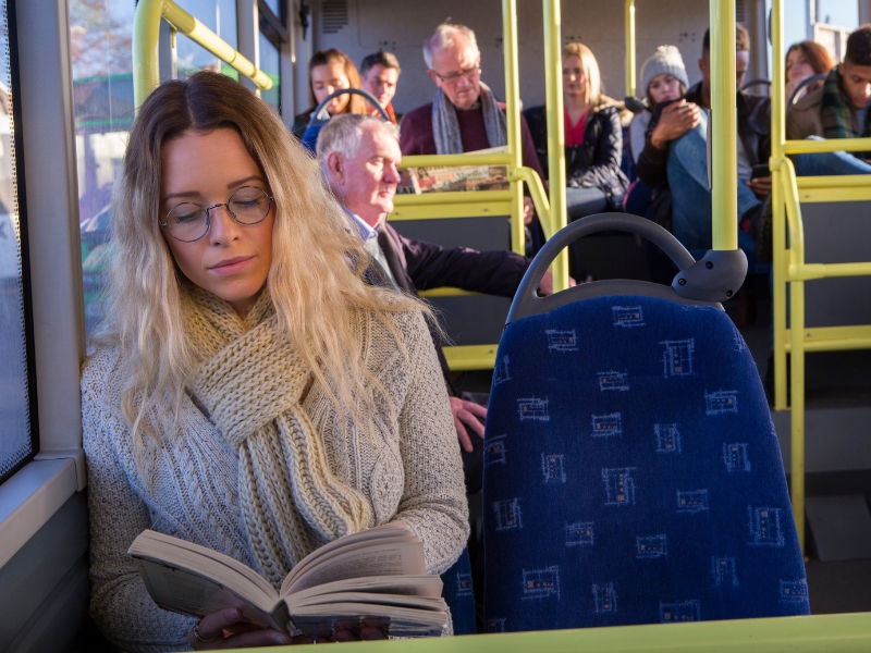 Không đọc sách báo trên xe