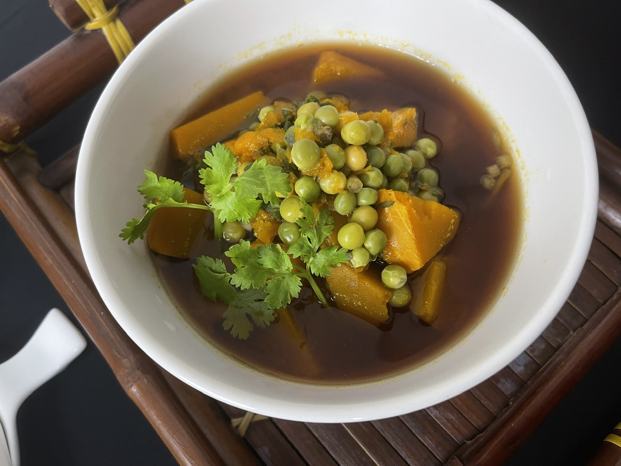 Canh bí đỏ đậu hà lan