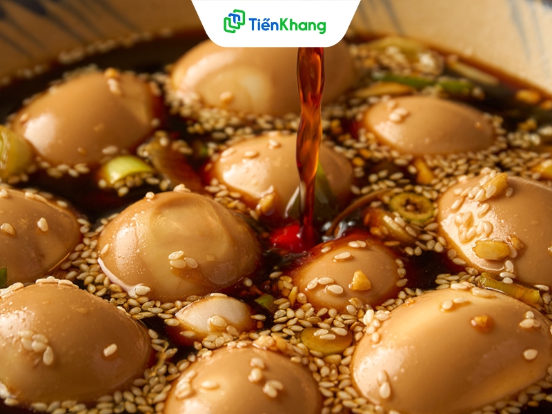 Nên đổ nước tương ngập mặt trứng