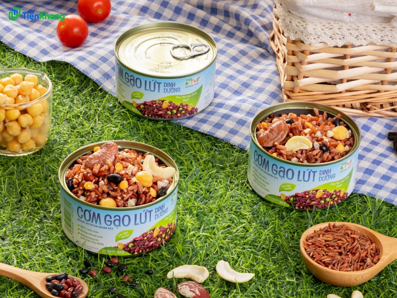 Cơm gạo lứt đóng hộp ăn liền đang được bán tại Tiến Khang