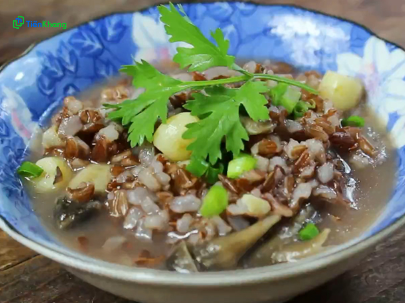 Cháo gạo lứt nấu cùng các loại rau củ