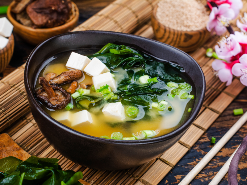 Bột nêm Shiitake Dashi được dùng để nấu nước dùng Dashi - nước dùng nấu các món ăn nổi tiếng như súp miso, mì Udon