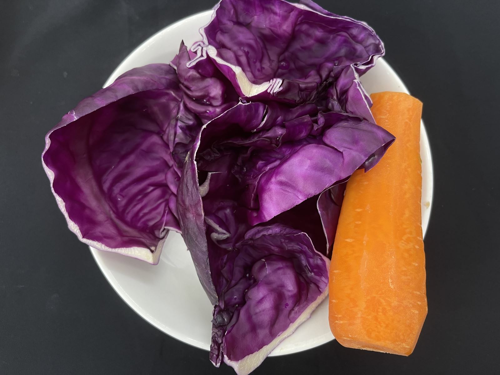 Sơ chế bắp cải tím và cà rốt