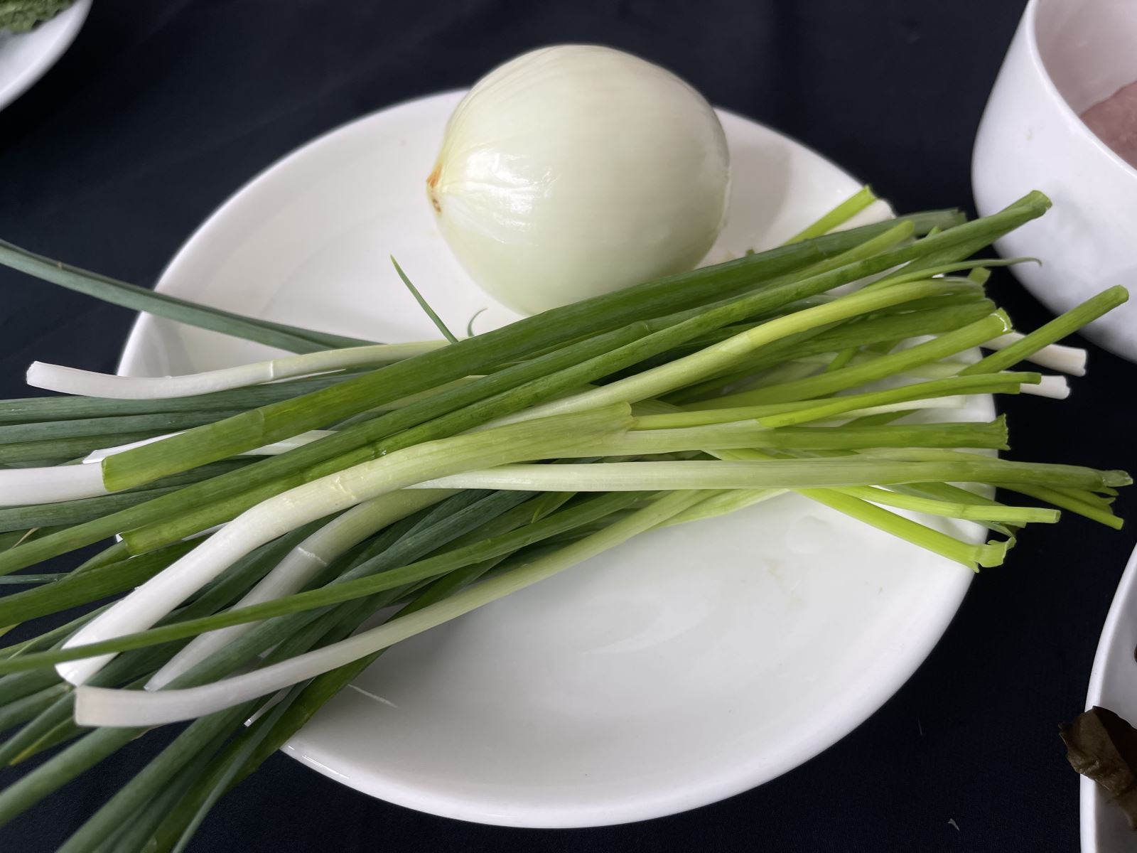Sơ chế hành lá và hành tây